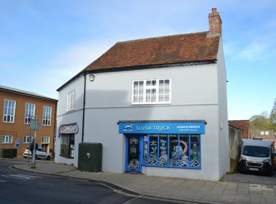 550 sq ft, RETAIL PREMISES (CLASS E USE) SECURE PRIVATE PARKING - TO LET