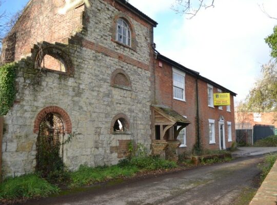 3,500 SQ FT (CLASS E) BUSINESS PREMISES WITH STORAGE, OFFICES AND PRIVATE YARD, FREEHOLD FOR SALE