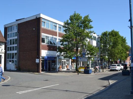 4,500 SQ FT OPEN PLAN BUSINESS SPACE, TOWN CENTRE LOCATION - TO LET OR FOR SALE