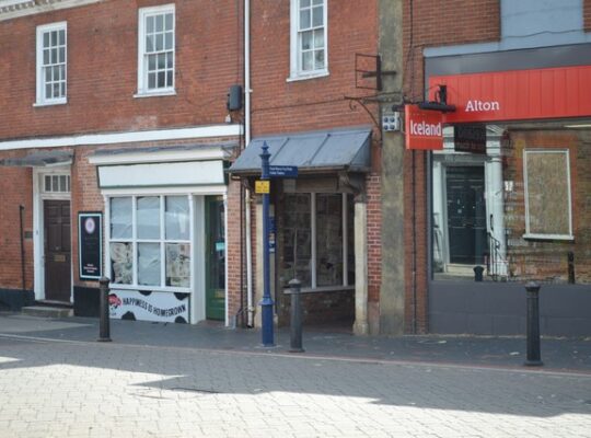 5 UNIT, RETAIL WALKWAY, FREEHOLD INVESTMENT FOR SALE (businesses not affected)